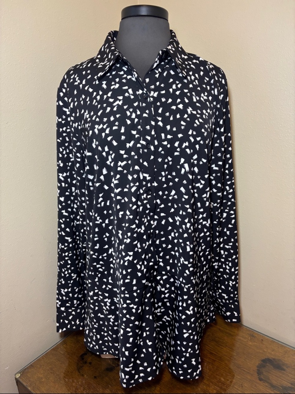 Susan Graver Black and White Brushstroke Tunic button down Blouse, XL
